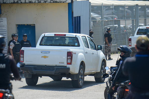 Policías realizan un operativo para trasladar al exviceprtesidente, Jorgue Glas, al Centro de Privación de Libertad de La Roca en Guayaqui.