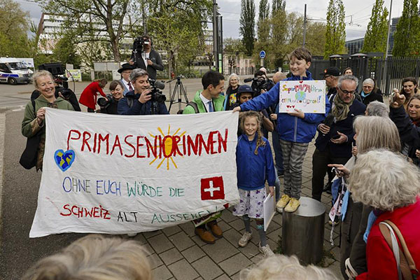 Activistas de Climate Seniors de Suiza cuando esperaban falle del Tribunal Europeo de Derechos Humanos.