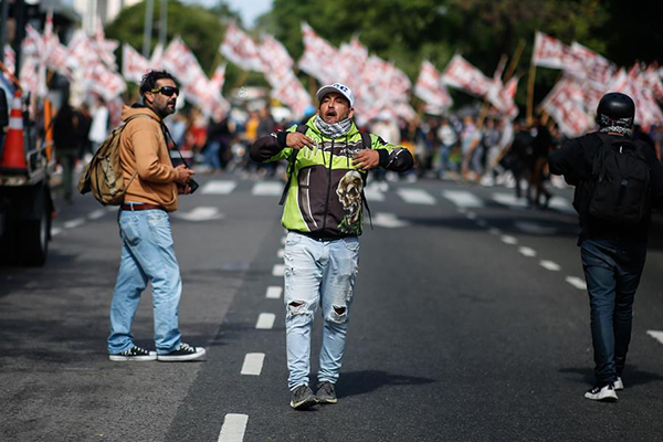 Un hombre participa en una manifestación contra el presidente de Argentina, Javier Milei, en la Avenida 9 de Julio en Buenos Aires.