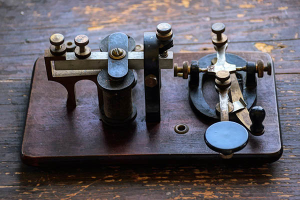El código Morse fue desarrollado para usar el telégrafo, un dispositivo ideado también por Samuel Morse en 1832. 