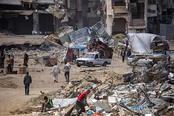Palestinos desplazados cargando sus pertenencias, instalaron tiendas de campaña sobre las ruinas de sus hogares después de que el ejército israelí les pidiera evacuar la ciudad de Rafah.