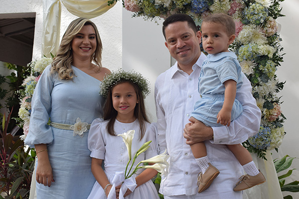  Ivanna Bonett junto a sus padres Darwin Bonett y su madre Carolina Velez y su hermano Alejandro Bonett.