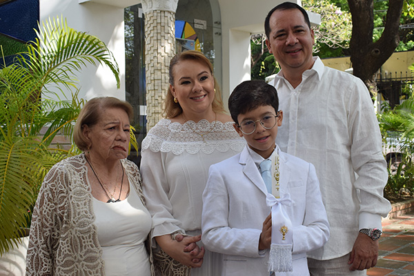 Juan Diego Posada en compañía de sus padres José Posada y su madre Paola Gómez y su abuela Teresa de Gómez