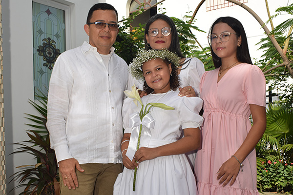 Valentina Camacho junto a sus padres Alfonso Camacho y su madre Diana Salaz y su hermana María Camila Camacho