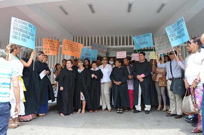 Los funcionarios de la rama judicial en Santa Marta paralizaron sus actividades por cinco minutos en rechazo a la reforma que pretende darle el gobierno nacional a la justicia.