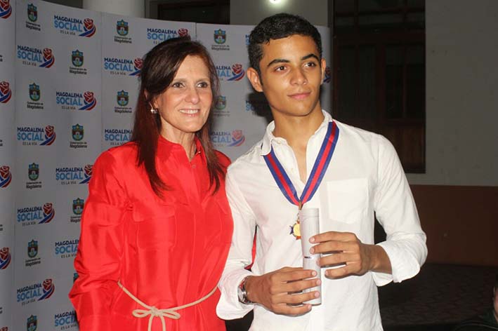 El rey Vallenato Juvenil, Alberto Ovalle, recibió de manos de la gobernadora Rosa Cotes la medalla ‘Honor al mérito’.