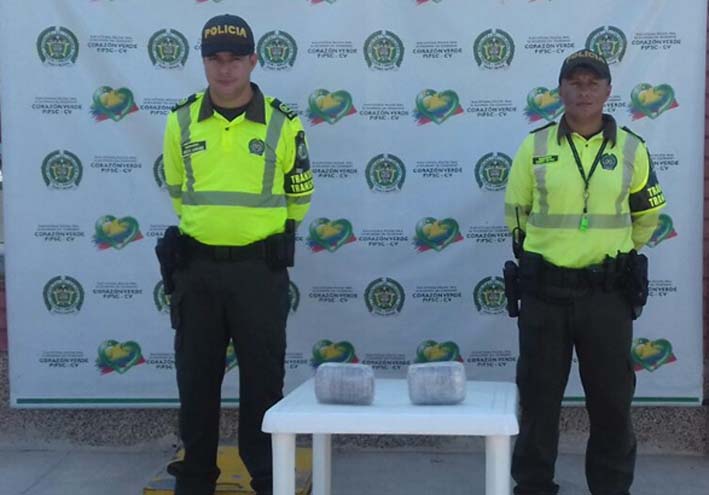 Integrantes de la Policía Metropolitana Santa Marta, lograron la incautación de una sustancia vegetal (marihuana) la cual fue hallada abandonada.