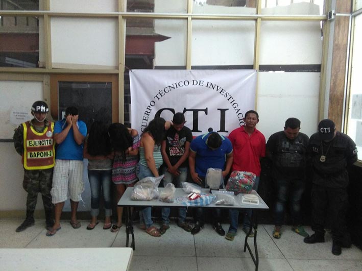 Los allanamientos fueron realizados con el apoyo del Ejército Nacional en el municipio de Puerto Colombia. Los detenidos fueron llevados a la Unidad de Reacción Inmediata de la Fiscalía de Barranquilla para su judicialización.