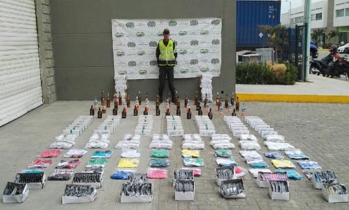La incautación se efectuó en el sector Las Tinajas, vía Santa Marta - Riohacha, con la detención de 2.780 cajetillas de cigarrillo, 450 unidades de accesorios para celular y 45 unidades de lociones.