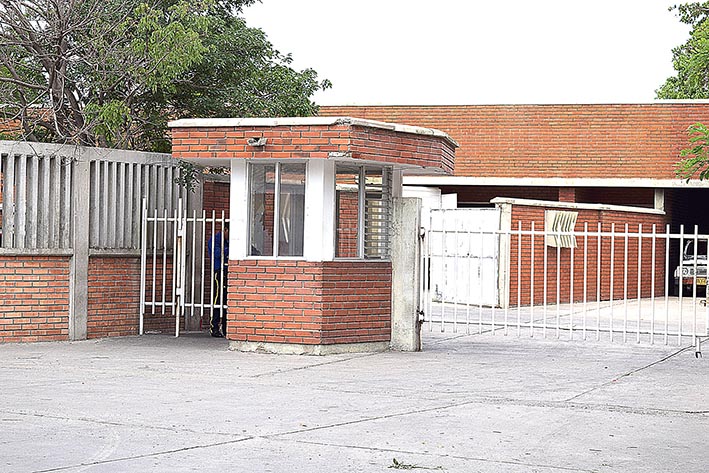 Familiares llegaron a la morgue del hospital Universitario Fernando Troconis, donde reclamaron el cadáver del hombre.