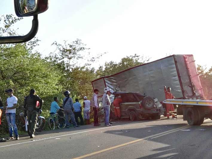 Cuando las autoridades llegaron al lugar del accidente, ya el camión había sido asaltado.
