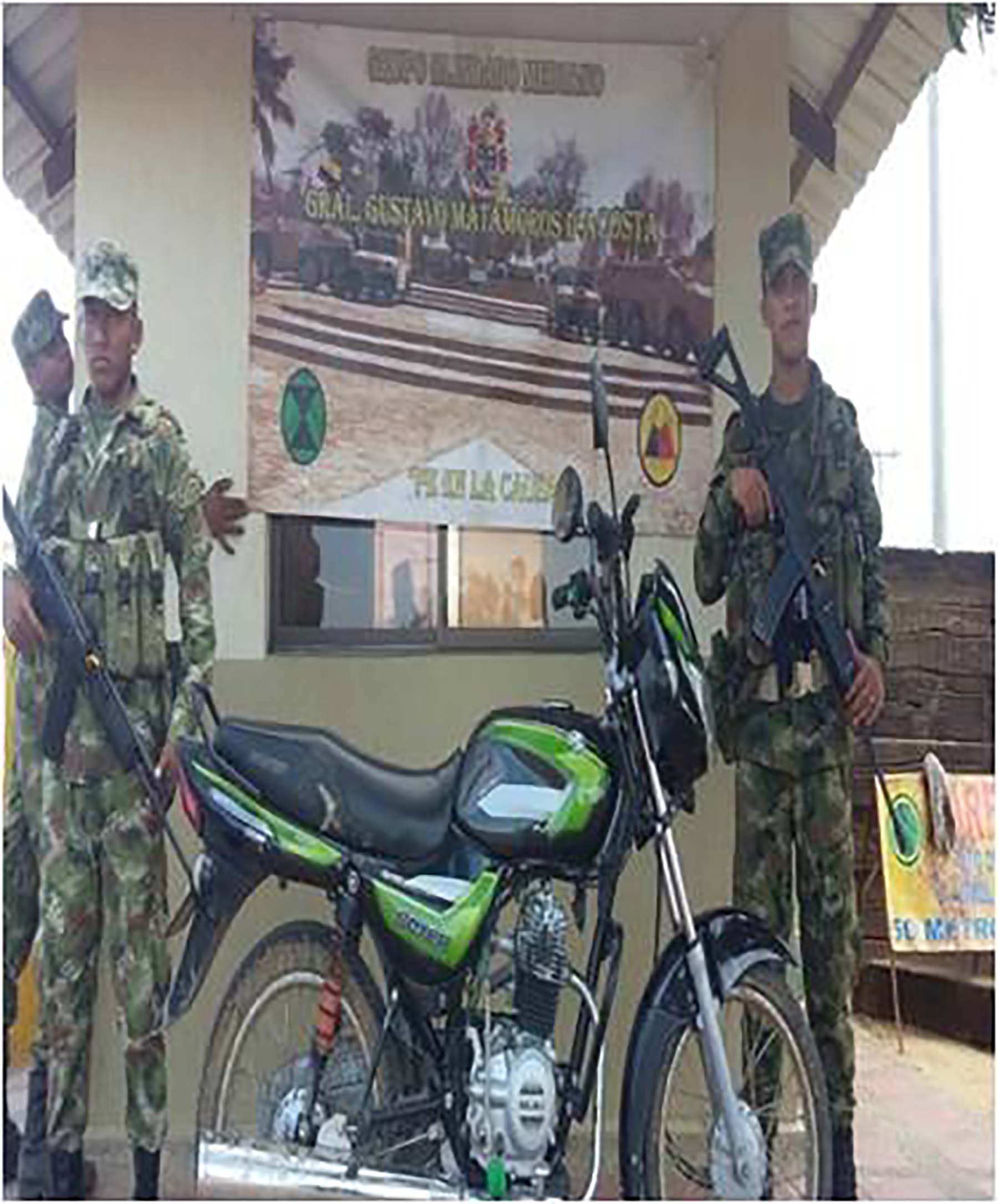 La motocicleta recuperada por tropas del Ejército nacional.