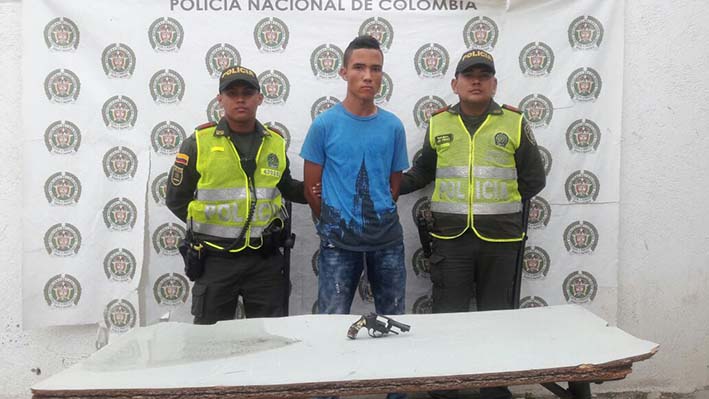 Sergio Andrés Rocha Sierra, de 21 años, natural de Santa Marta, es sindicado del delito de fabricación, tráfico o porte de armas de fuego y municiones.
