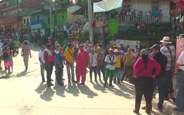 Mientras que se desarrollaba el enfrentamiento, los representantes mineros dialogaron con funcionarios de la Secretaría de Gobierno de Antioquia y la Personaría, con las que se llegó al acuerdo del retiro del Esmad.  