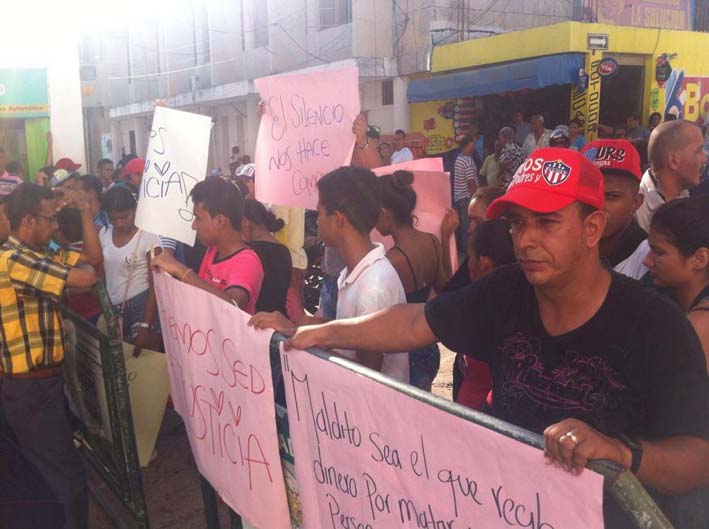 Habitantes de El Banco y del corregimiento de Belén se aglomeraron al frente de la estación de Policía a exigir justicia. Foto : Portal El Banco y La Región Noticias .