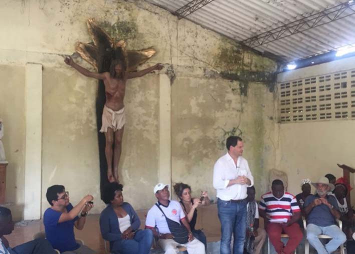 El jefe de la delegación de paz de la guerrilla de las Farc, ‘Iván Márquez’, junto a ‘Pastor Alape’ integrante del secretariado, pidieron perdón a las familias de las víctimas de la masacre de Bojayá.