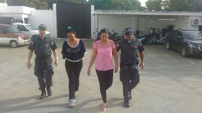 Leticia Isabel Meneses Laray  y Eda Beatriz Saumeth Gutiérrez fueron capturados por miembros del Cuerpo Técnico de Investigación de la Fiscalía,  por presunta falsificación en documento público en el trámite de unas cesantías.