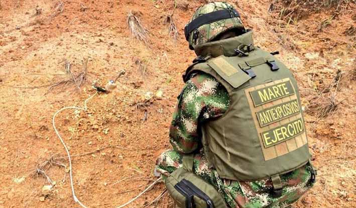 La vía que comunica a Cúcuta con Ocaña permaneció cerrada por más 45 minutos, mientras miembros de la policía y el ejército, desactivaban la carga explosiva encontrada en zona rural del municipio de Ábrego.