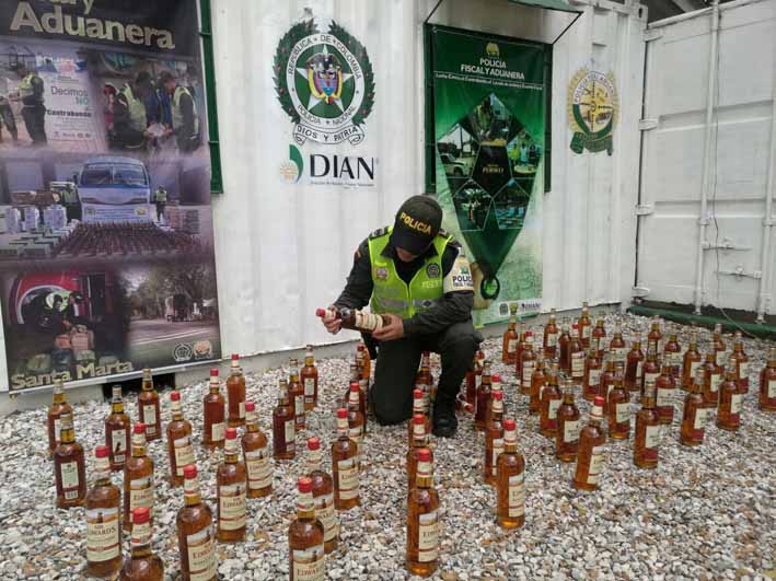 444 litros de licor extranjero fueron decomisados por las autoridades.