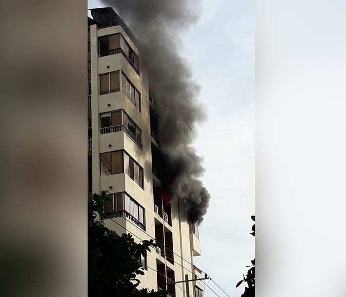Un corto circuito sería el causante de un incendio que se presentó ayer en el edificio Palis, en  El Rodadero.