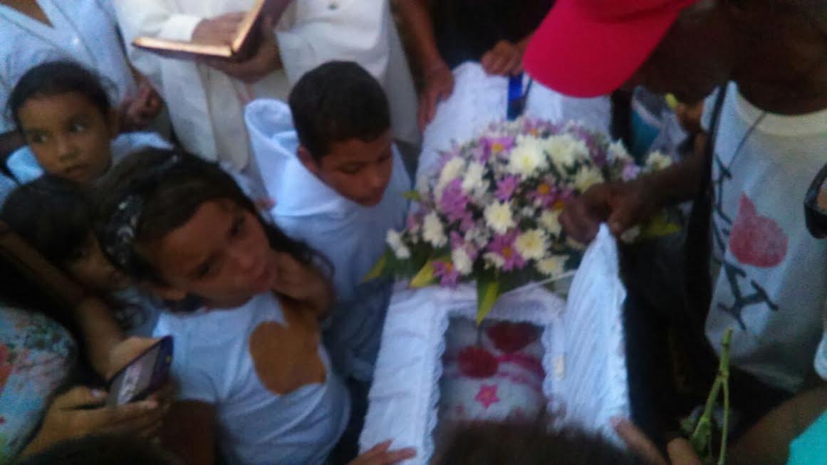 Ayer en el cementerio de Taganga recibió santa sepultura el cuerpo de la pequeña Estefanía Castro.