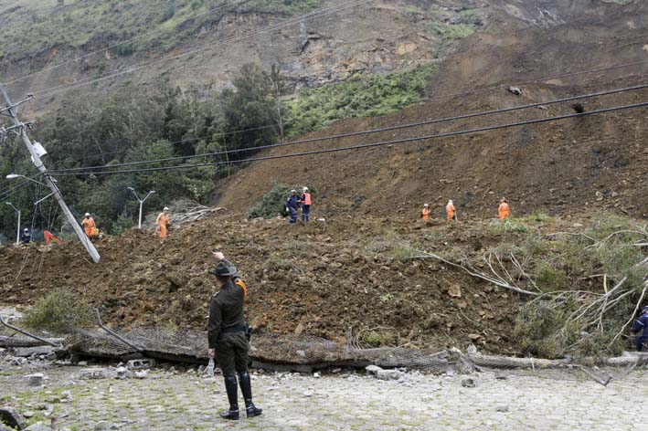 Hasta el cierre de esta emisión se habían rescatado 8 cuerpos sin vida de las diez personas, quienes al parecer, estarían sepultadas por derrumbe sobre autopista Medellín-Bogotá.
