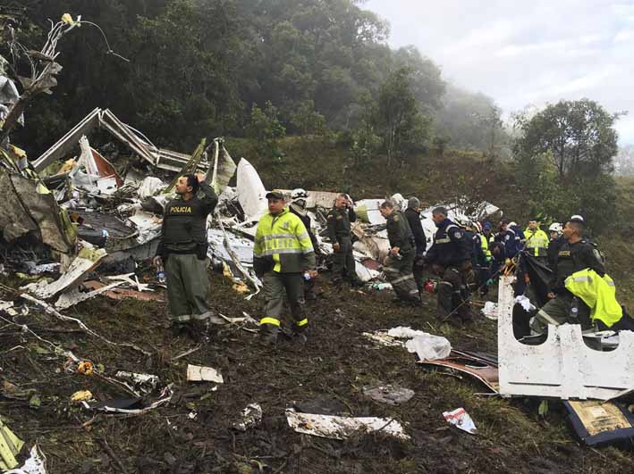 Un avión en el que viajaba el equipo de fútbol brasileño Chapecoense, finalista de la Copa Sudamericana, se estrelló el lunes en la noche cuando estaba próximo a aterrizar en el aeropuerto José María Córdoba de Medellín.