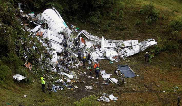 Soccorristas cerca de los restos de la aeronave tipo Bae Avro RJ85 que transportaba a Medellín al equipo brasileño de fútbol Chapecoense