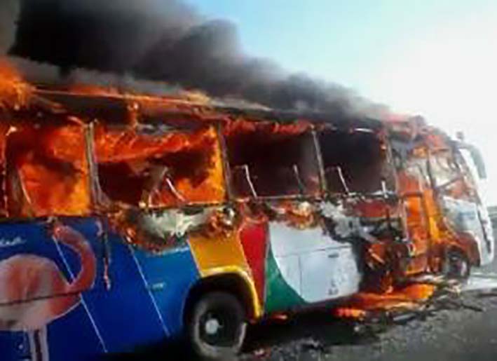Este bus afiliado a línea Flamingo, de placas SOP-898 de Soacha, se incendió en la Troncal del Caribe, en el kilómetro 20 de la vía que de Ciénaga conduce a Barranquilla.