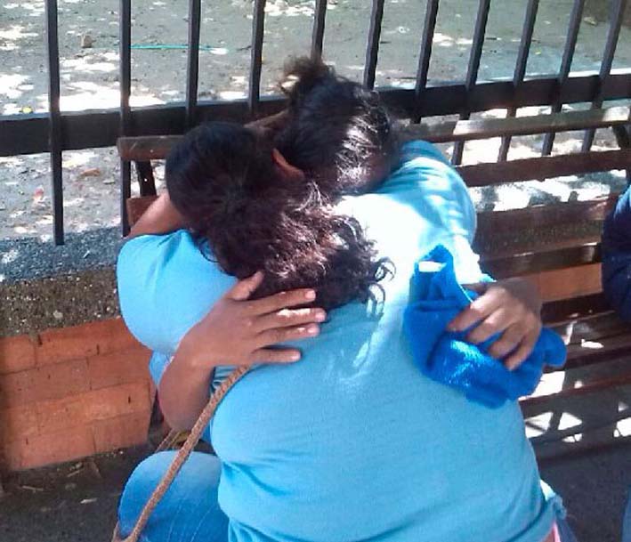 Ana Gloria Martínez recibió solidaridad de su familia y amigos por la muerte de su hijo.