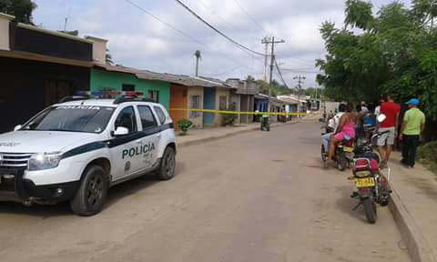 El cuerpo sin vida de la señora Teresa de Jesús  Urrutia  Sepúlveda,  fue hallado en la carrera 26, casa demarcada con el  7-45 del  barrio Simón Bolívar.