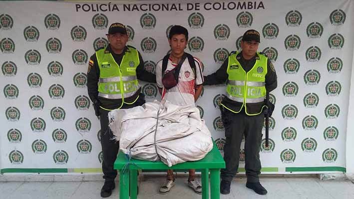 Carlos Andrés Beltrán Rodríguez, quien fue sorprendido por los uniformados cuando transportaba en sus hombros una carpa para tráiler de un tractocamión.