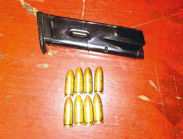 El proveedor y las municiones que, según las autoridades, les encontraron al menor de edad.