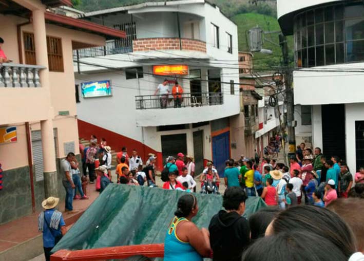 Más de 180 campesinos se tomaron la población de Briceño, Antioquia.