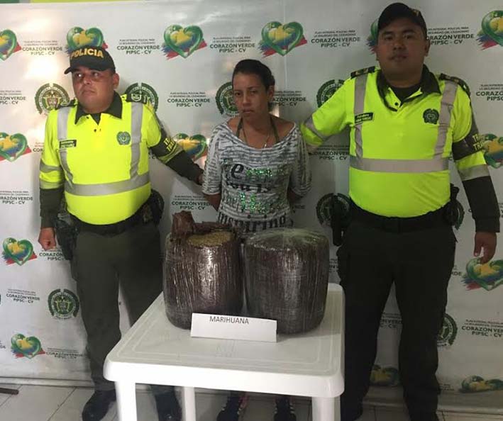La detenida con los paquetes de marihuana prensada.