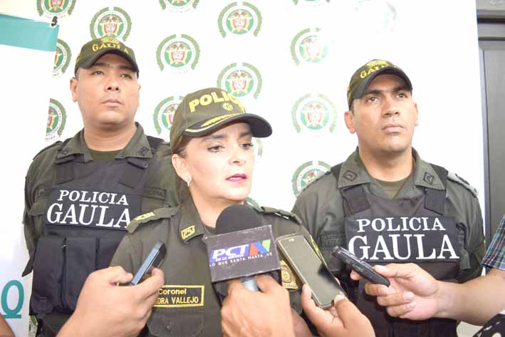 La coronel Sandra Vallejo en medio de una rueda de prensa el día de ayer