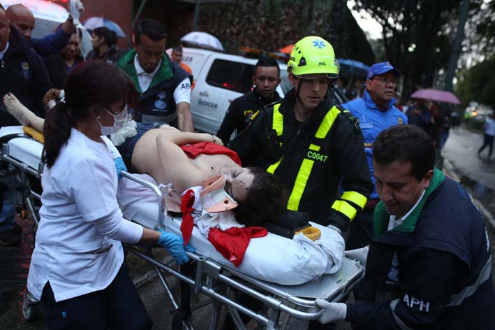 Después de la explosión en el Centro Comercial Andino, miembros de diferentes centros de urgencias acudieron a los heridos en el que se reportaron 11 y tres muertos.