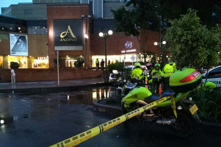 El ataque ocurrió el sábado en el Centro Comercial Andino, en Bogotá.