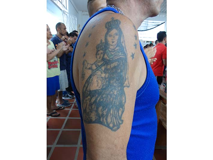 “Papel”, uno de los privados de la libertad, lleva tatuada la imagen de la Virgen.
