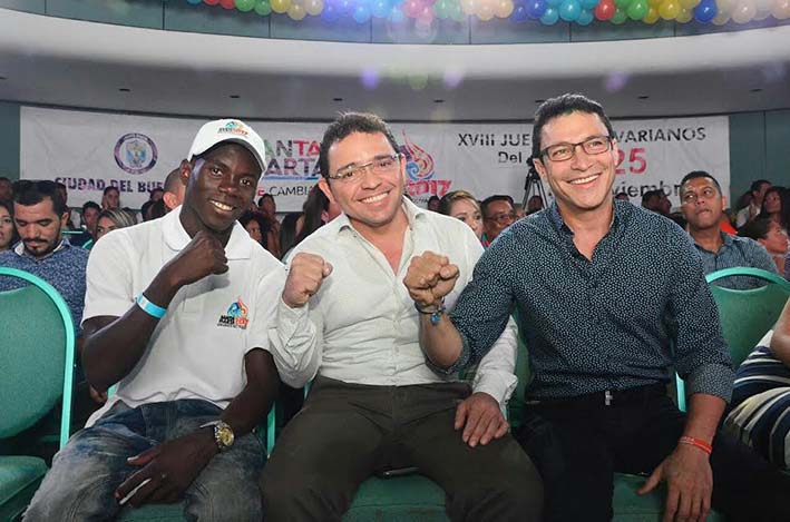 El boxeador antioqueño Yuberjen Martínez, junto con el actual alcalde Rafael Martinez y el exalcalde Caicedo Omar