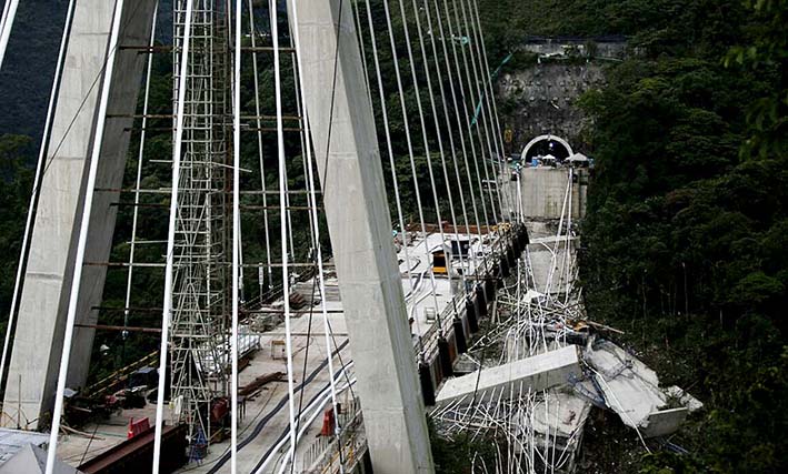 El puente en construcción se desplomó el lunes y causó la muerte de nueve trabajadores de la obra y heridas a otros ocho.