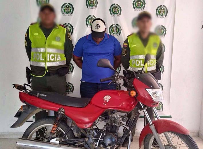 Roger Augusto Idarraga Roa  quedó capturado al ser sorprendido conduciendo una moto robada.