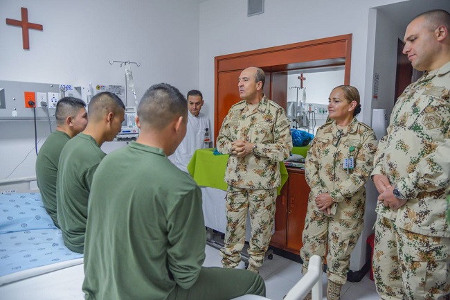 Momentos en los que el comandante del Ejército de Colombia, general Ricardo Gómez Nieto dialogaba con los tres soldados que fueron liberados por el ELN.