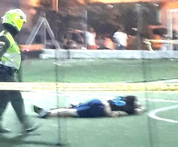El cuerpo sin vida de Euder Segundo de la Cruz Gutiérrez quedó en el piso de la cancha de mircrofútbol sintética del barrio Nueva Galicia tras ser atacado a tiros por un pistolero.