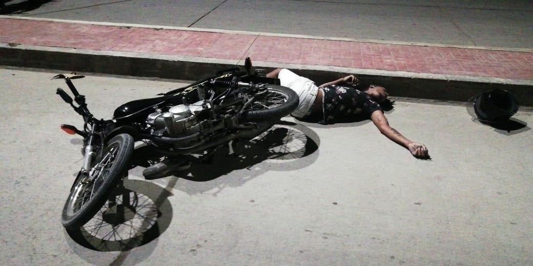 El cuerpo del motociclista quedó en plena vía pública en donde fue realizada la labor de inspección técnica al cadáver