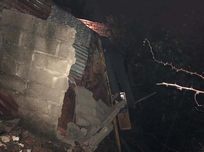 Esta vivienada que estaba ubicada en la parte alta del barrio Los Cardonales, en el oriente de Santa  Marta se desplomó luego que el terreno cediera por el fuerte aguacero caíso la noche anterior.