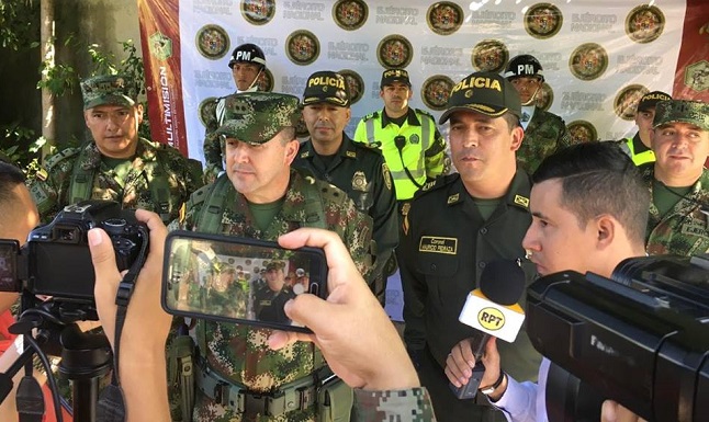 El Brigadier General Jaime Hernando Rivera Jaimes, comandante de la Décima Brigada, entregando declaraciones a los medios. 