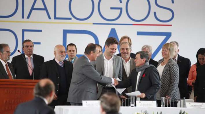 El grupo guerrillero también sugiere al Ejecutivo colombiano acordar "a la mayor brevedad", un cese bilateral al fuego, partiendo de los avances ya logrados en el V ciclo de conversaciones