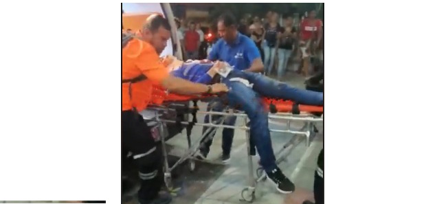 Este es el momento en el que el motociclista Cristóbal Molina es ingresado en delicado estado de salud hasta la sala de urgencias de la clínica Bahía.