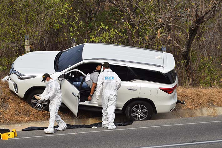 El cuerpo sin vida de José Benito Villareal Benítez, alias ‘Echeverry’ quedó dentro de la camioneta que conducía tras ser atacado a tiros por desconocidos en moto.